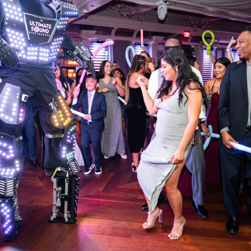 Retouching a photo with artificial intelligence in the Cyberpunk style